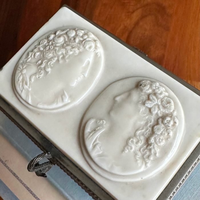 Alabaster trinket box with cameo of two ladies in profile on lid