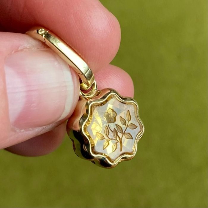 Yellow gold set classic intaglio seal pendant