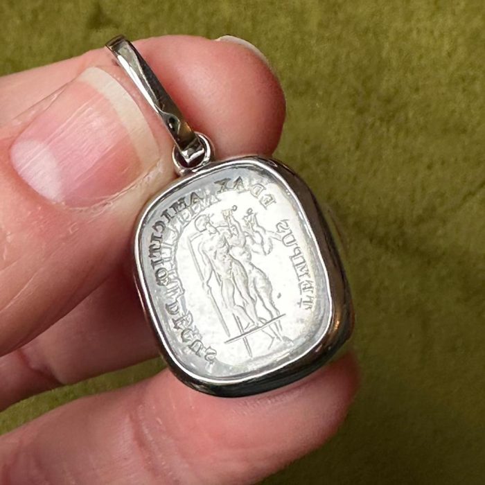 Platinum closed back classic intaglio seal pendant