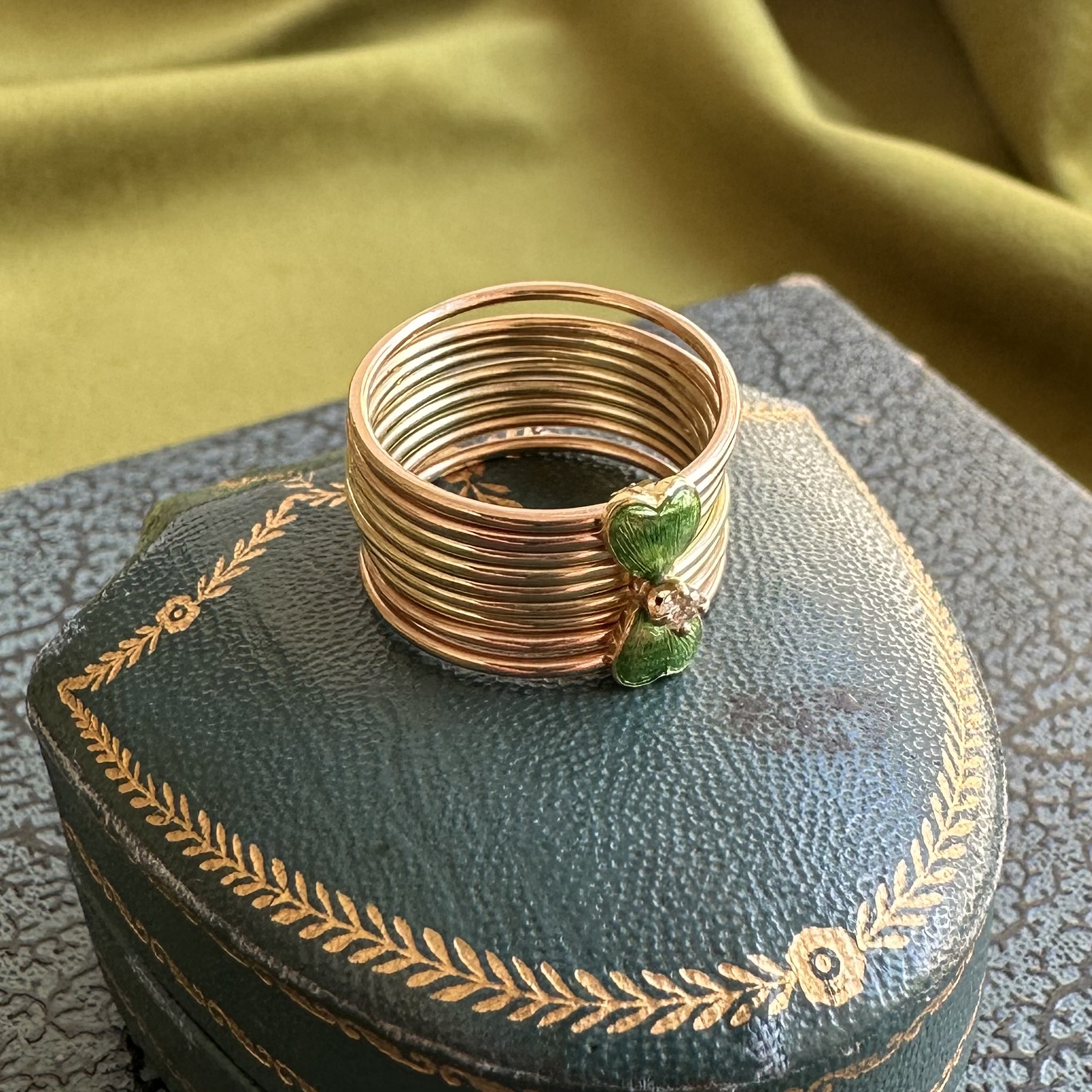 14ct Gold Enamelled Hearts Harem Ring - Image 3