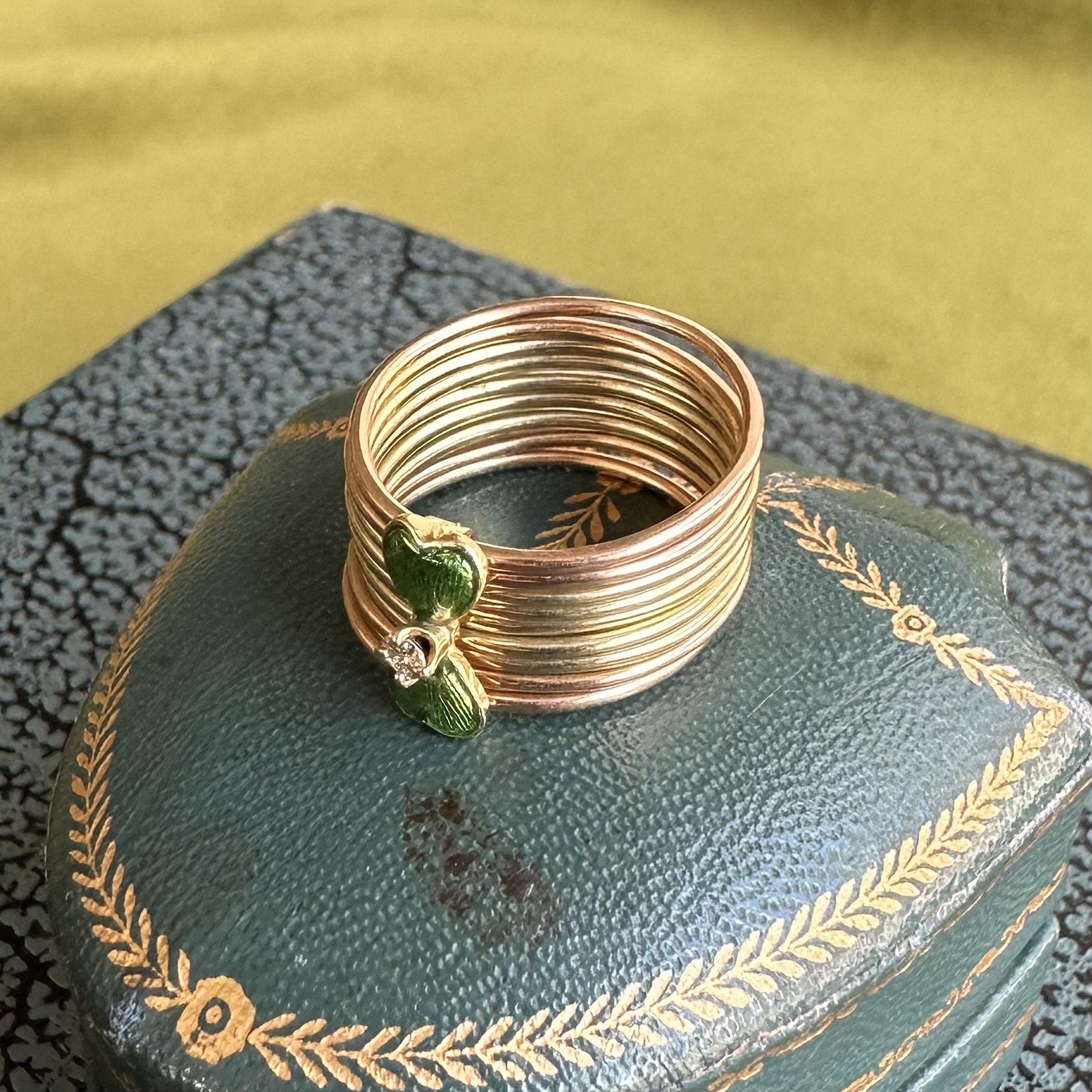 14ct Gold Enamelled Hearts Harem Ring - Image 4