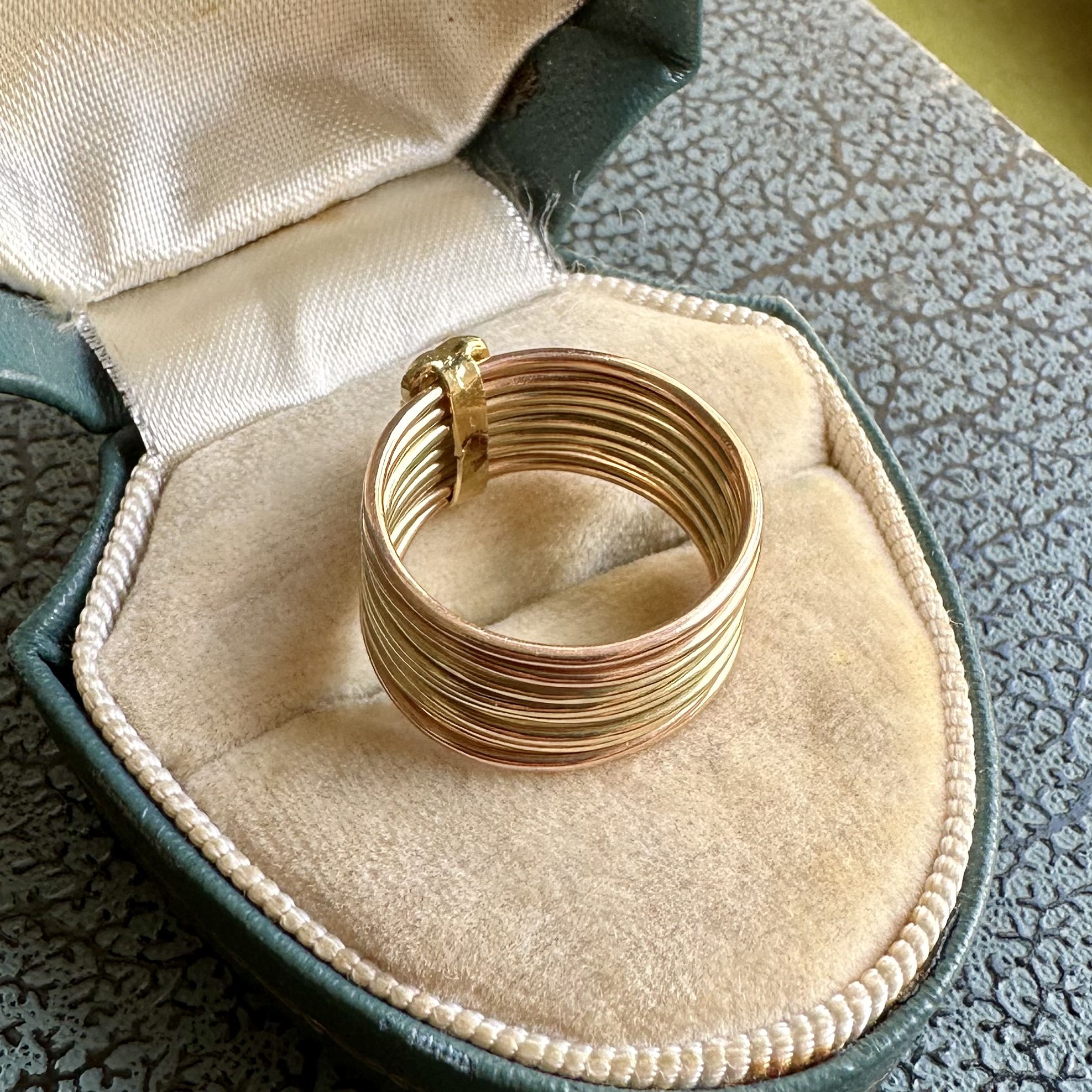 14ct Gold Enamelled Hearts Harem Ring - Image 6