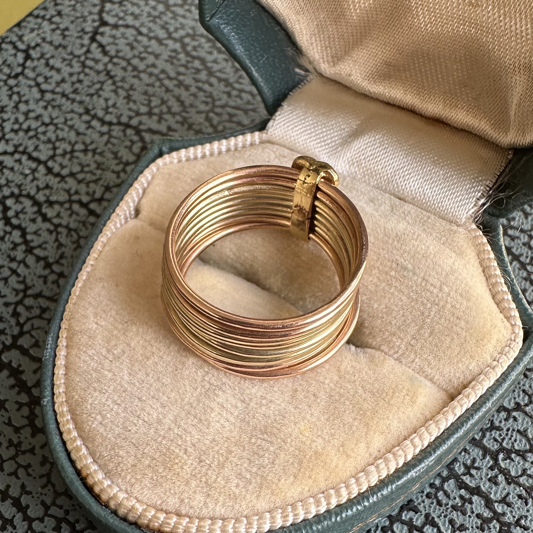 14ct Gold Enamelled Hearts Harem Ring - Image 7