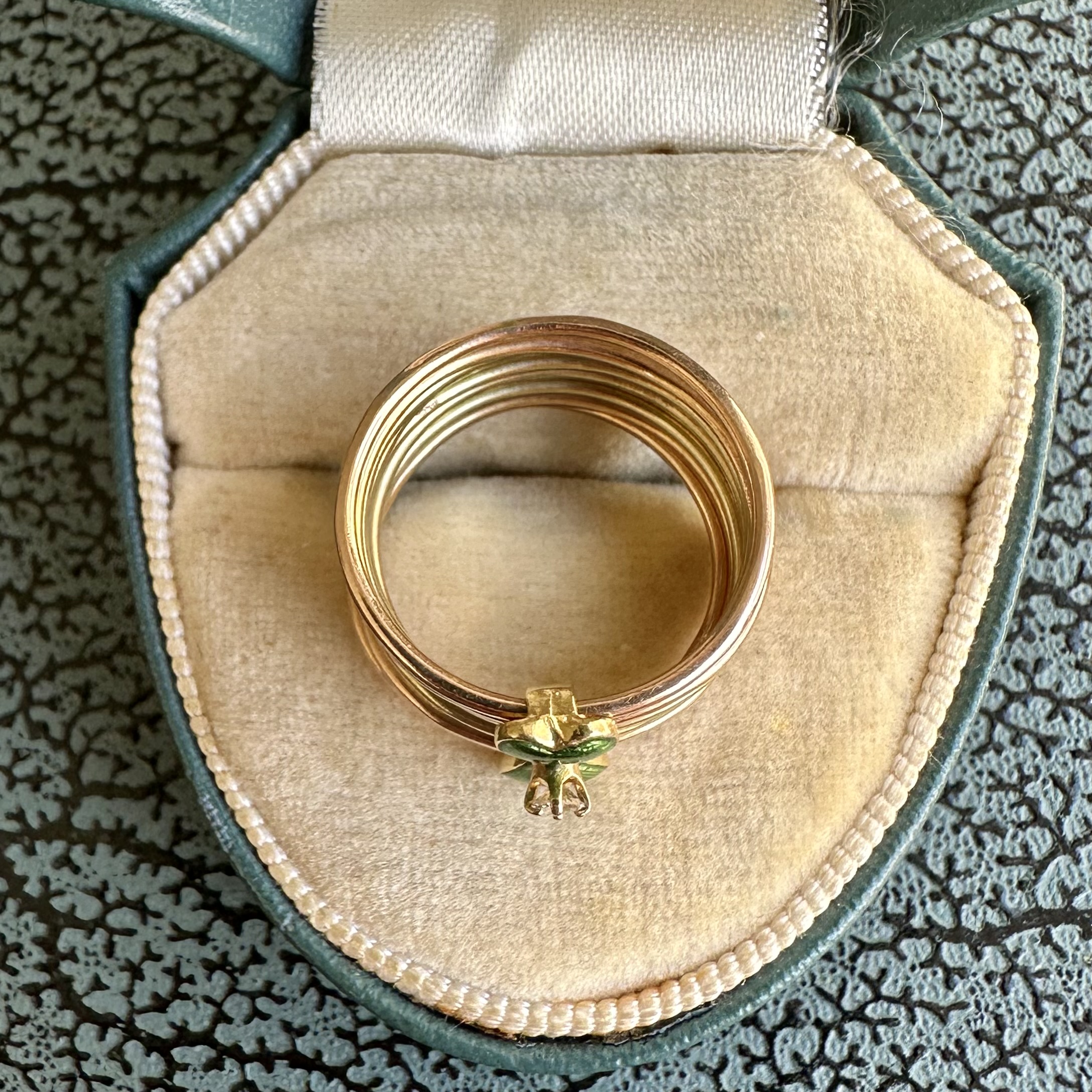 14ct Gold Enamelled Hearts Harem Ring - Image 8