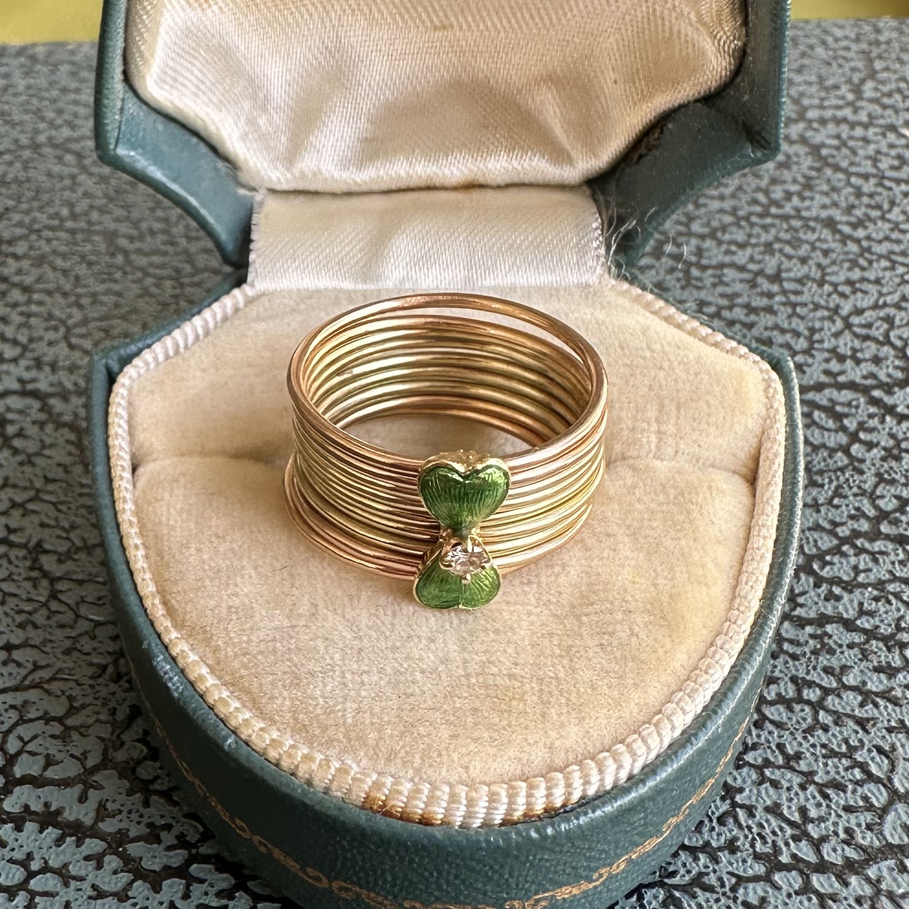 14ct Gold Enamelled Hearts Harem Ring - Image 9