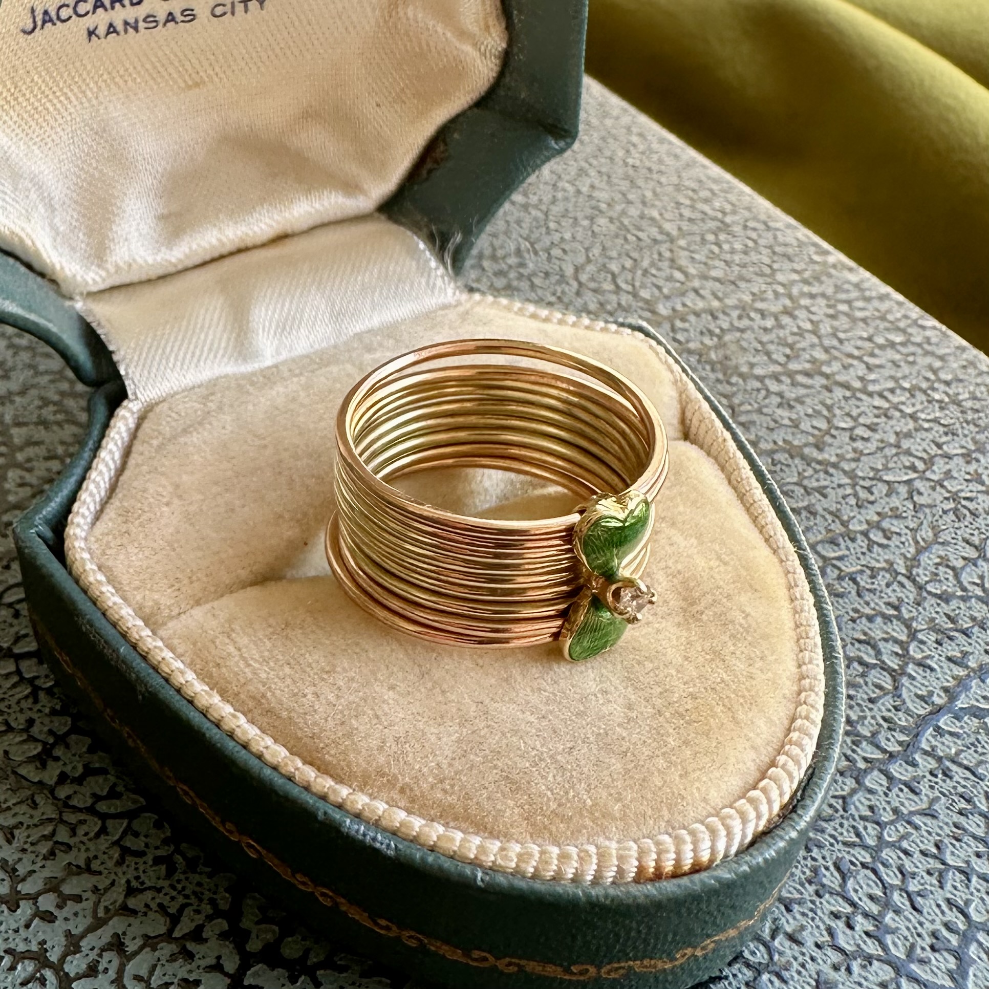 14ct Gold Enamelled Hearts Harem Ring - Image 10