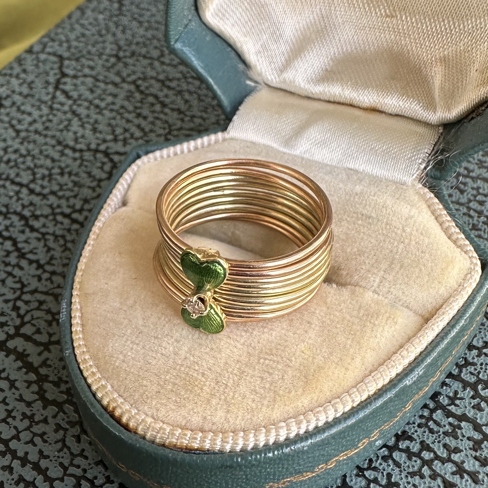 14ct Gold Enamelled Hearts Harem Ring - Image 11