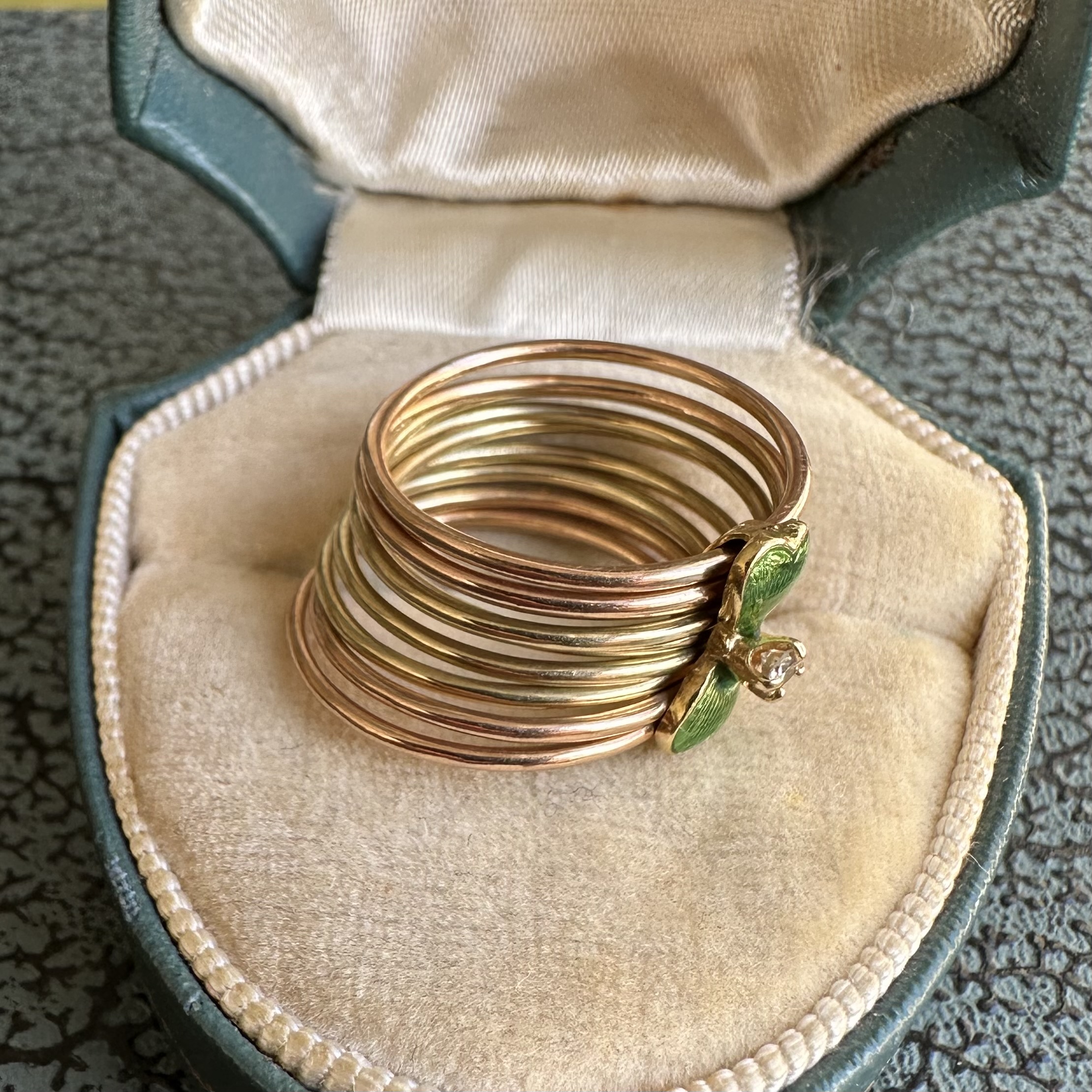 14ct Gold Enamelled Hearts Harem Ring - Image 12