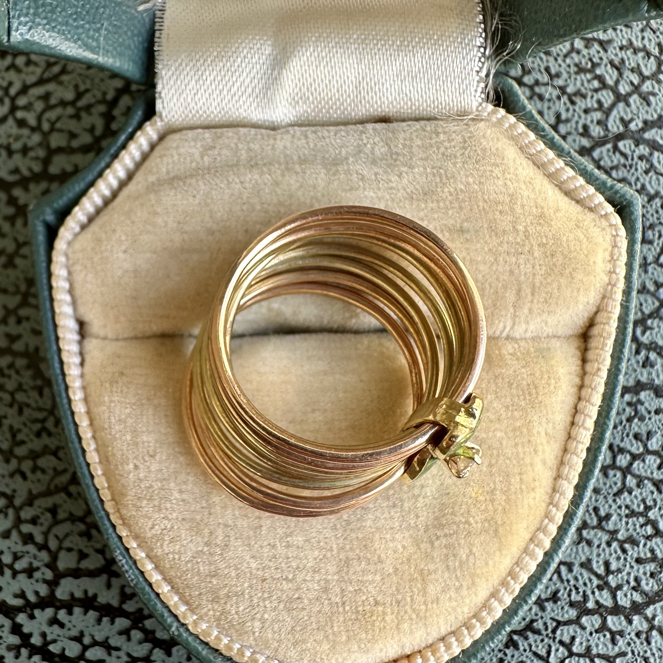 14ct Gold Enamelled Hearts Harem Ring - Image 13