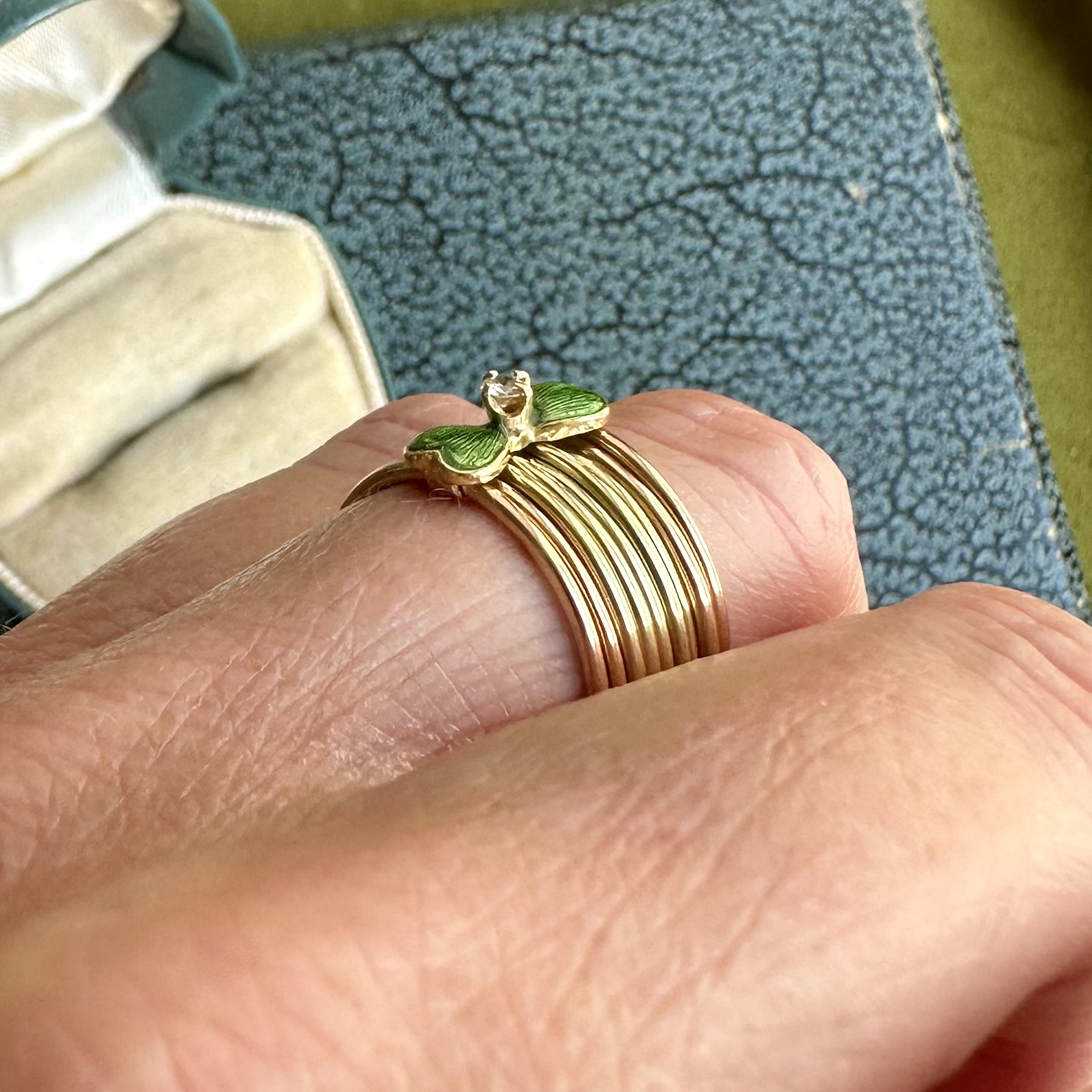 14ct Gold Enamelled Hearts Harem Ring - Image 14