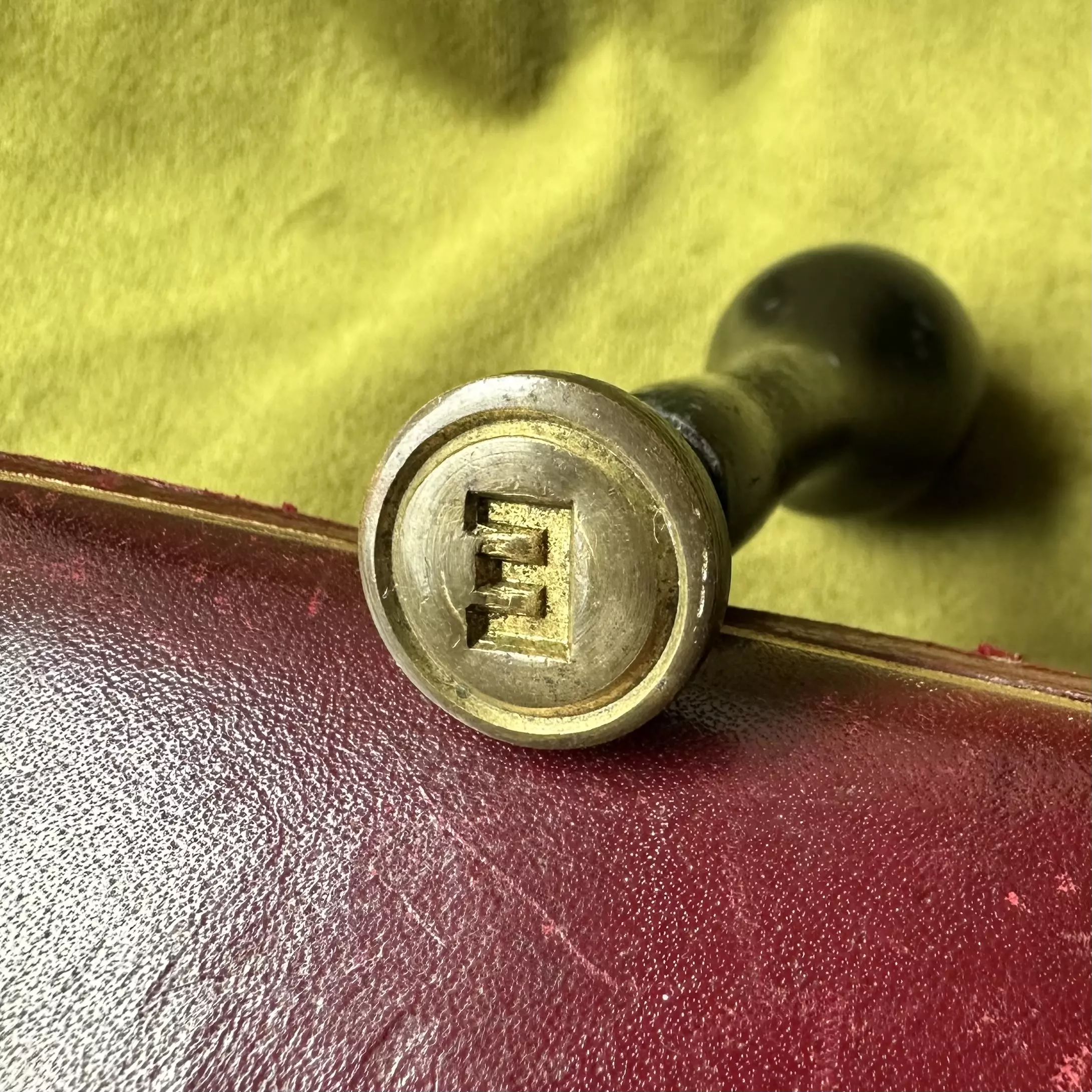 Initial E Desk Seal