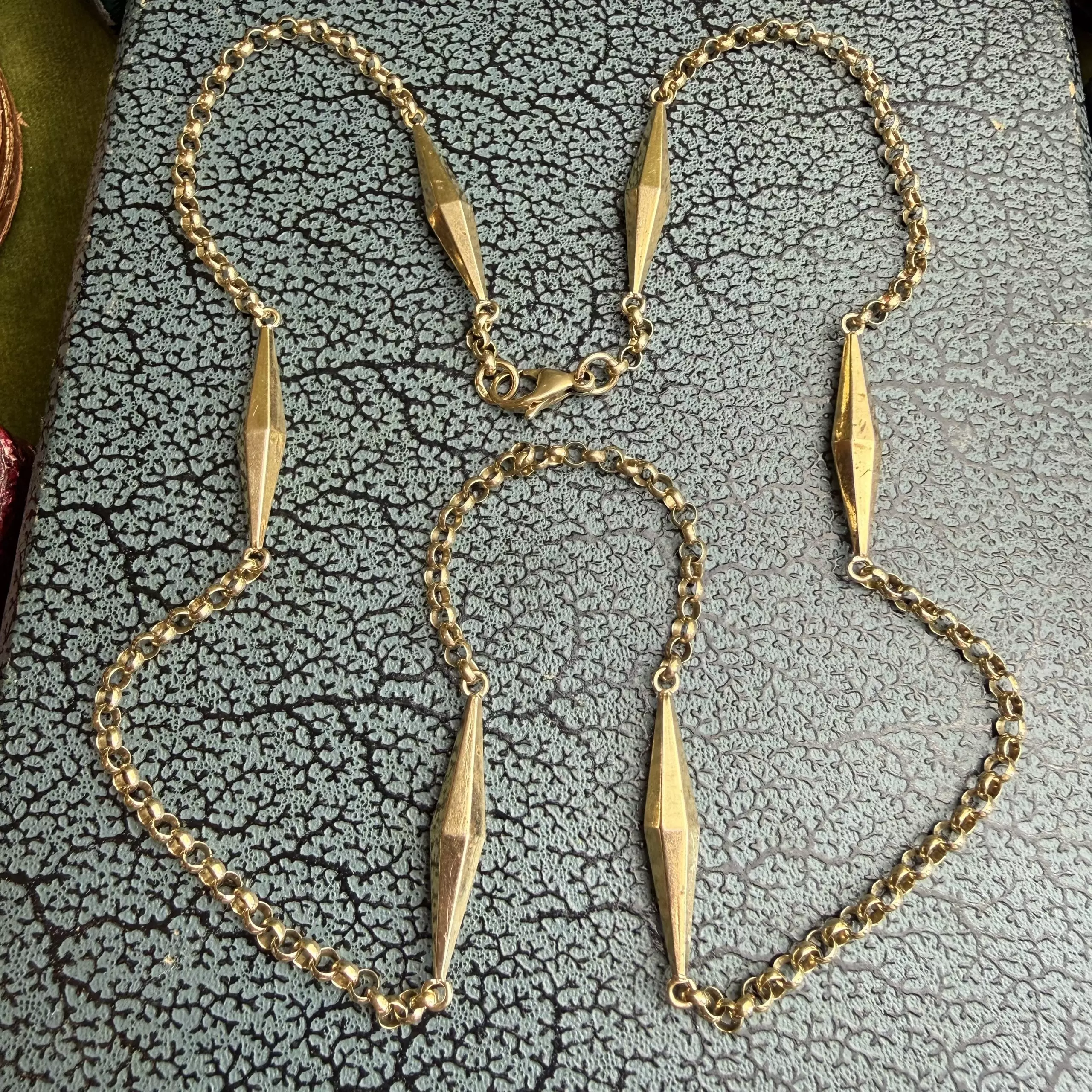 Stunning Victorian 9ct Torpedo Station Chain