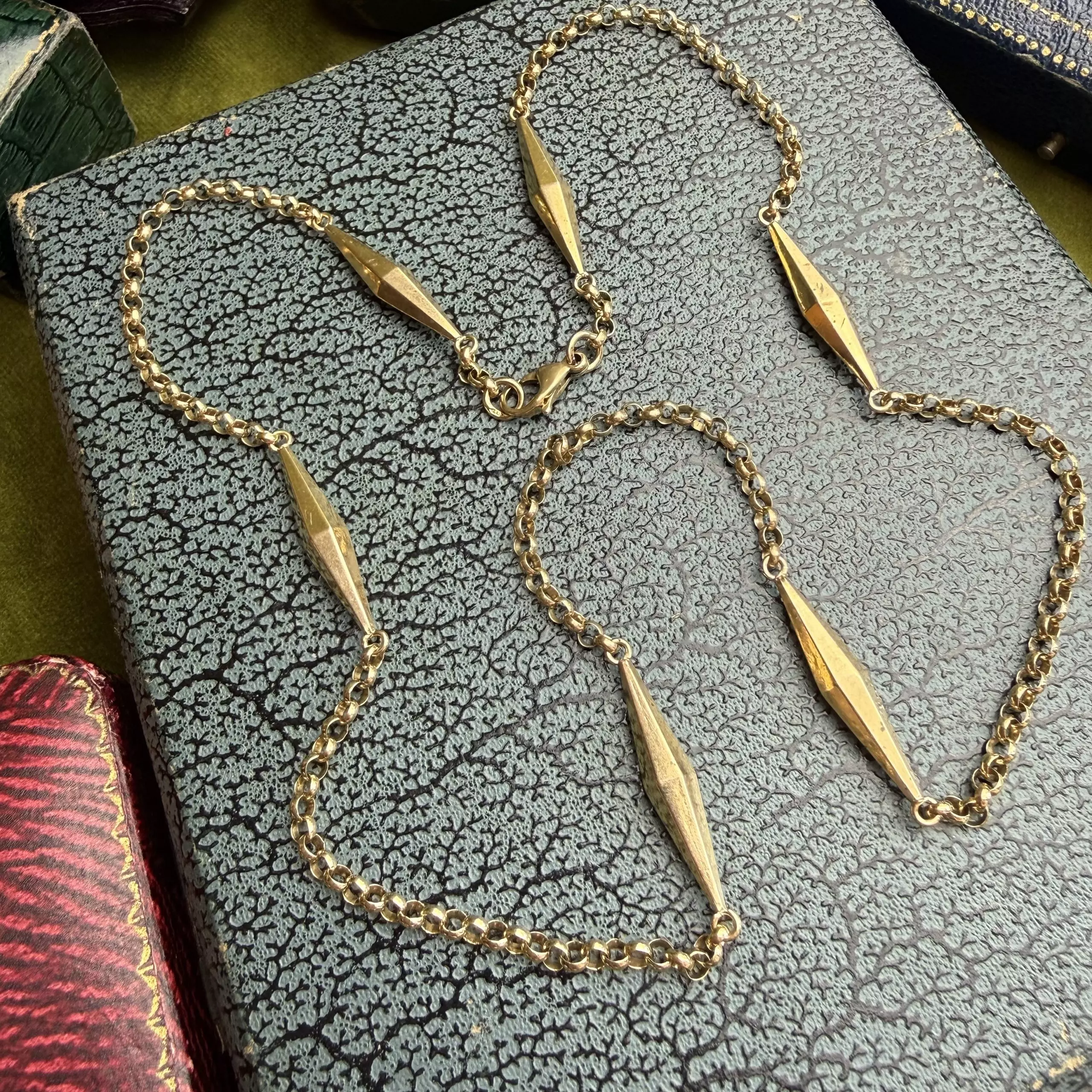 Stunning Victorian 9ct Torpedo Station Chain - Image 2