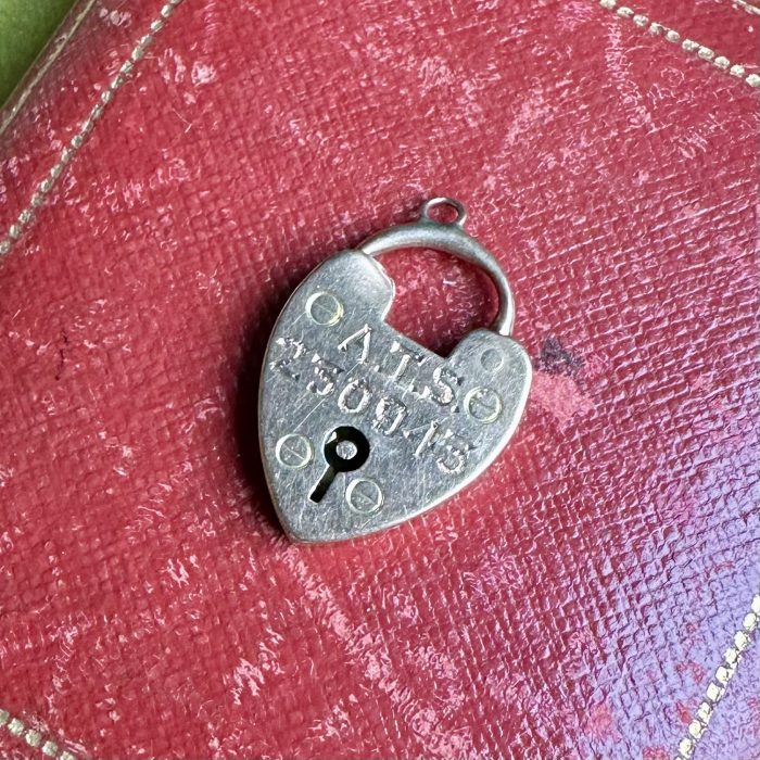 Antique 9ct Heart Padlock - Engraved For The Woman's Auxiliary Territorial Service - Image 3