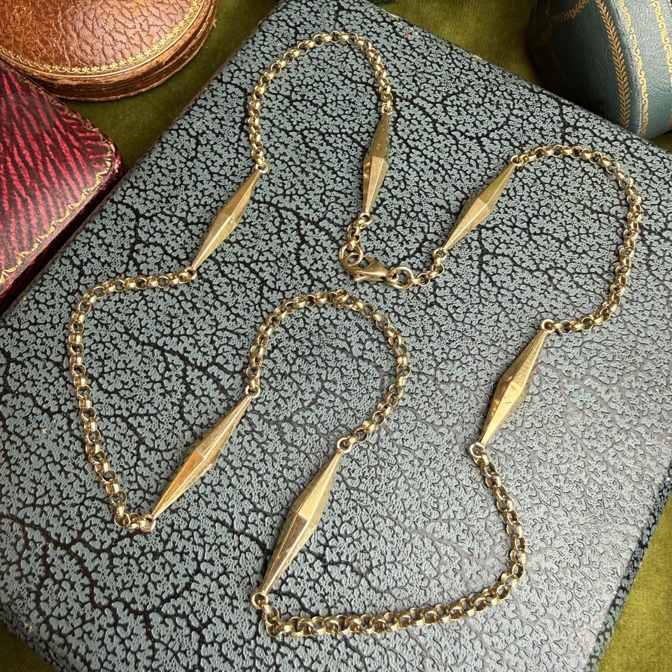 Stunning Victorian 9ct Torpedo Station Chain - Image 3
