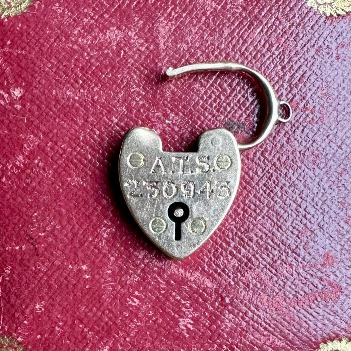 Antique 9ct Heart Padlock - Engraved For The Woman's Auxiliary Territorial Service - Image 10