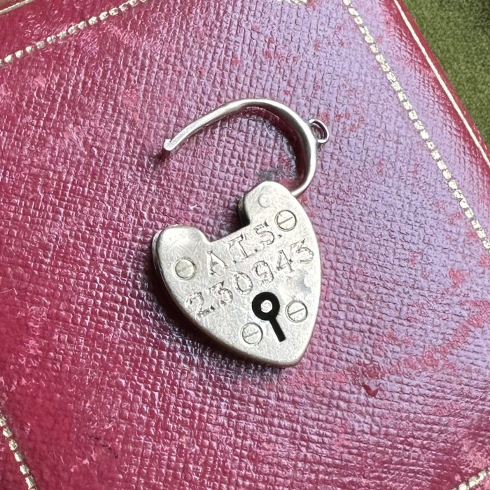 Antique 9ct Heart Padlock - Engraved For The Woman's Auxiliary Territorial Service - Image 8