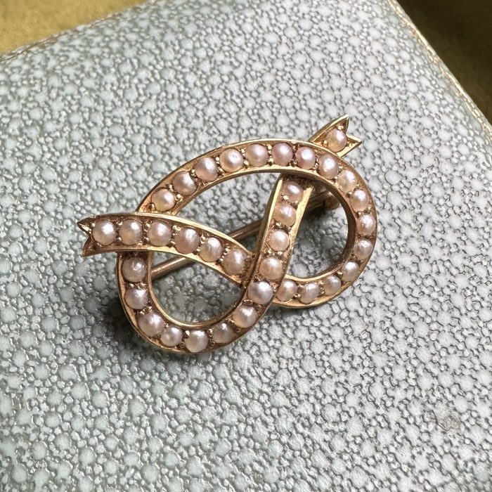 Victorian 15ct Gold & Split Seed Pearl Lovers' Knot Brooch - Image 3