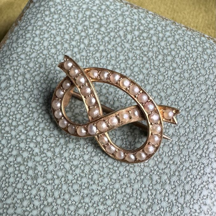 Victorian 15ct Gold & Split Seed Pearl Lovers' Knot Brooch - Image 4