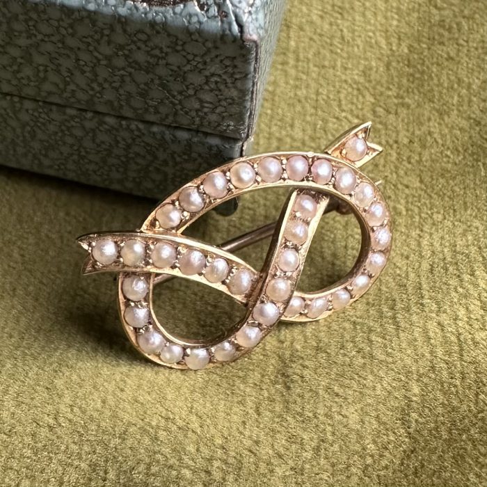 Victorian 15ct Gold & Split Seed Pearl Lovers' Knot Brooch - Image 8