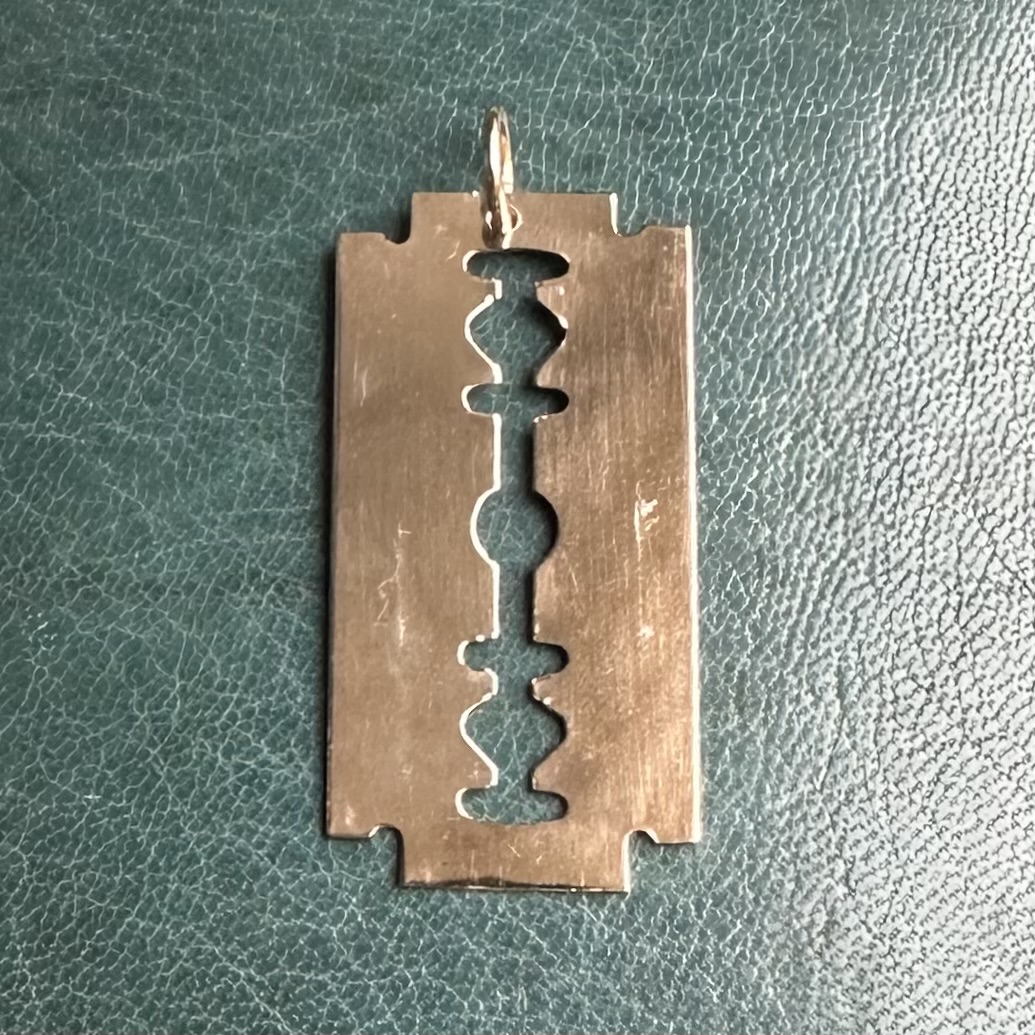 Vintage 9ct Gold Razor Blade Pendant - Image 3