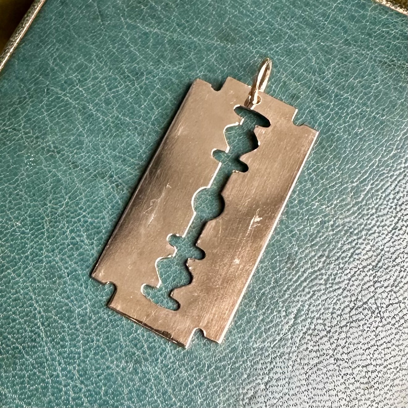 Vintage 9ct Gold Razor Blade Pendant - Image 4