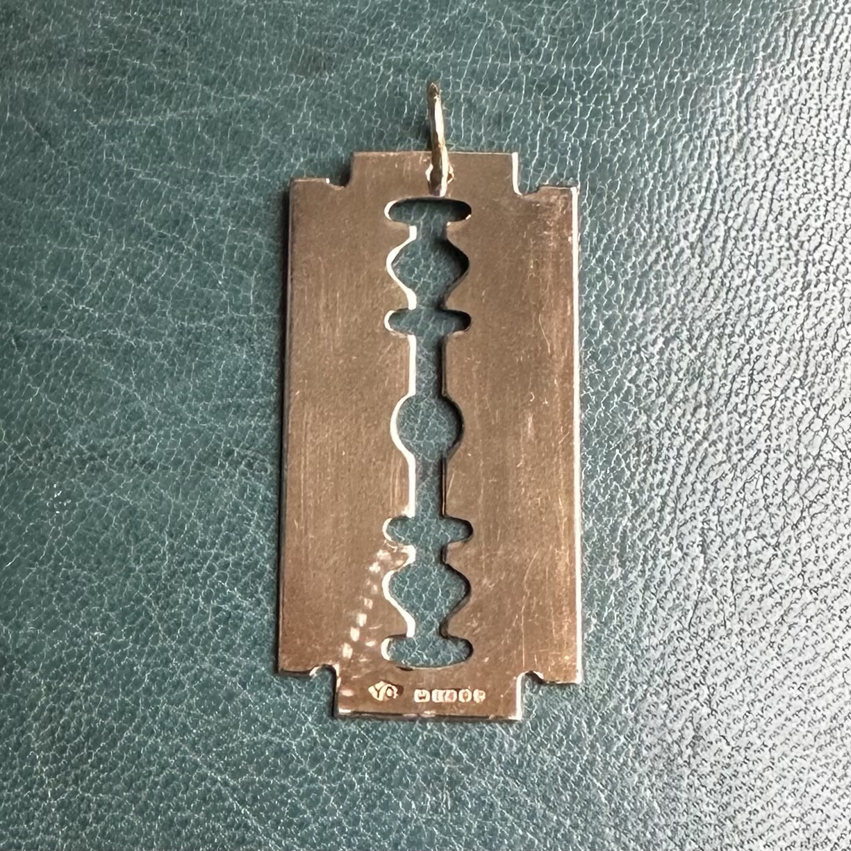 Vintage 9ct Gold Razor Blade Pendant - Image 6
