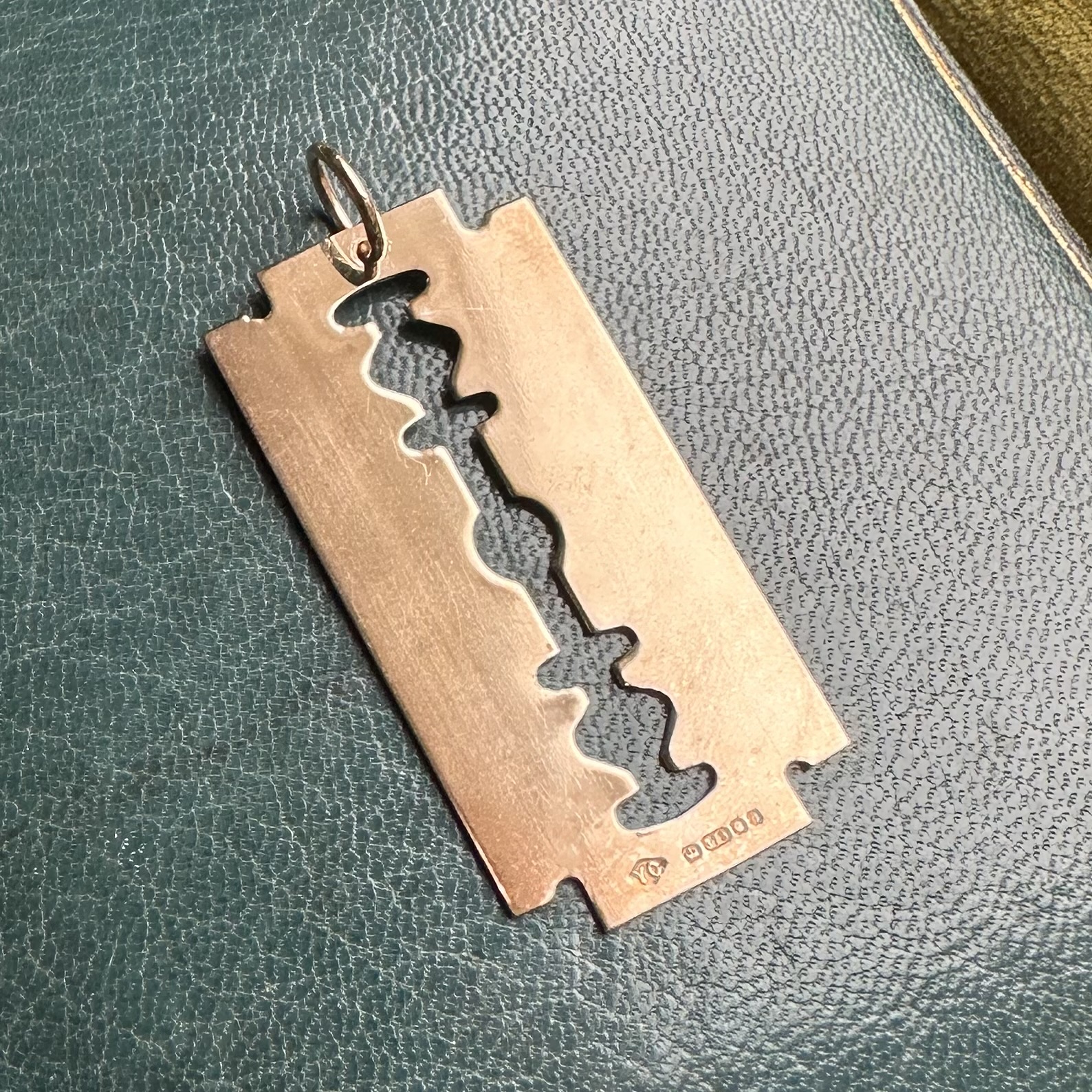 Vintage 9ct Gold Razor Blade Pendant - Image 5