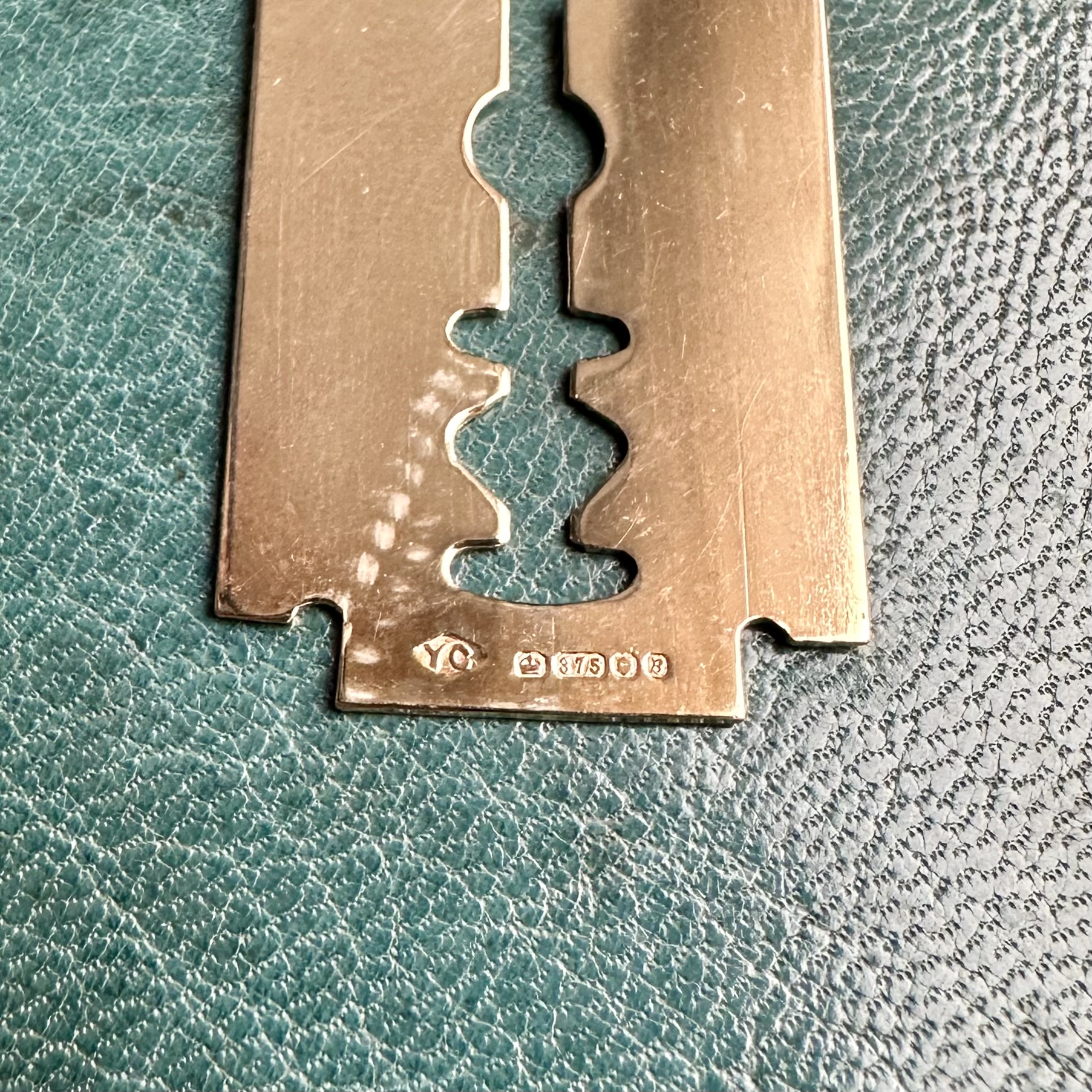 Vintage 9ct Gold Razor Blade Pendant - Image 8