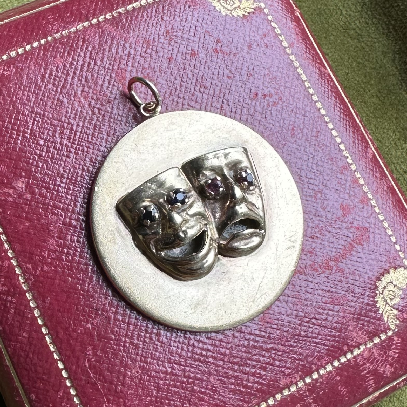 Vintage 9ct Gold Comedy Tragedy Theatre Masks Pendant - Image 3