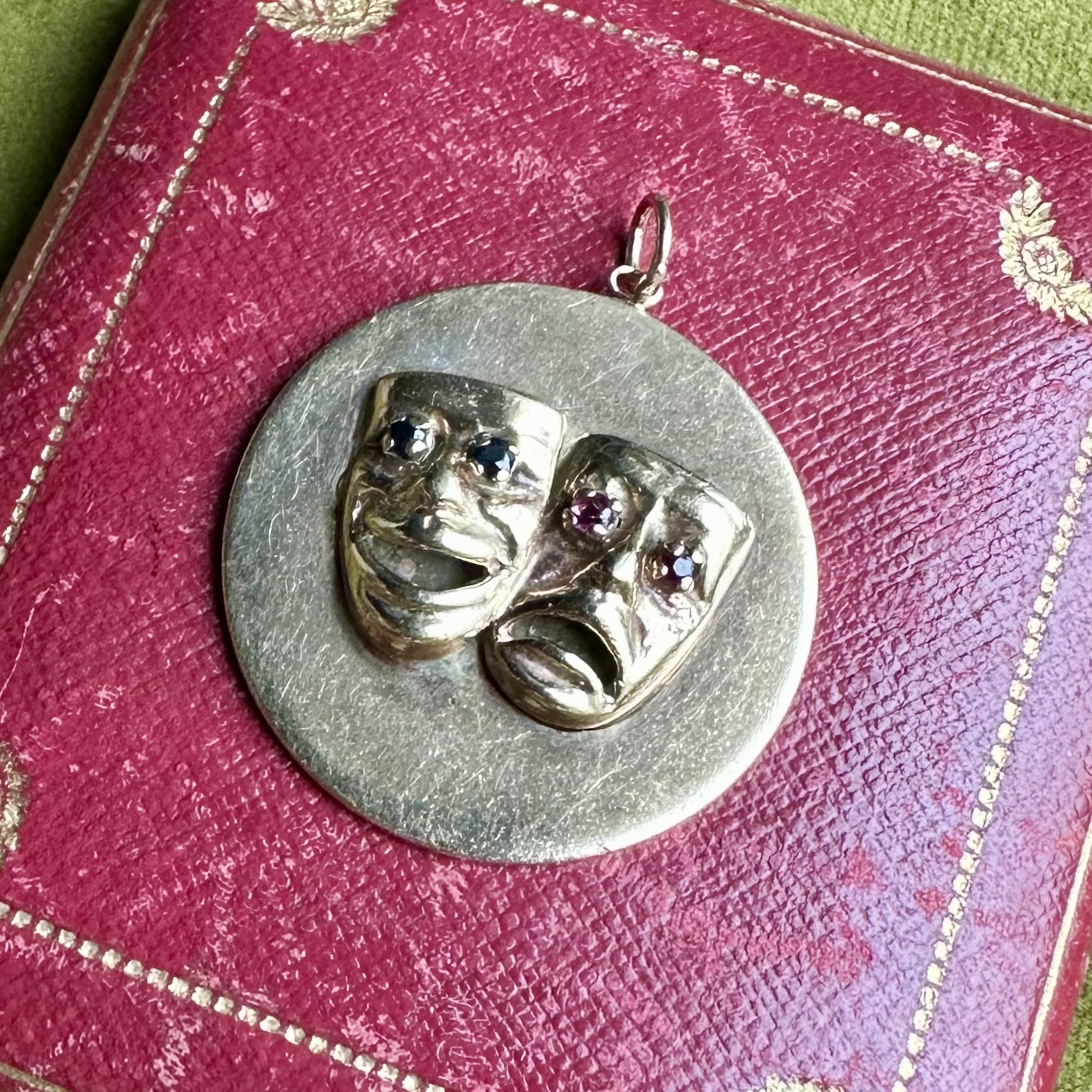 Vintage 9ct Gold Comedy Tragedy Theatre Masks Pendant - Image 4