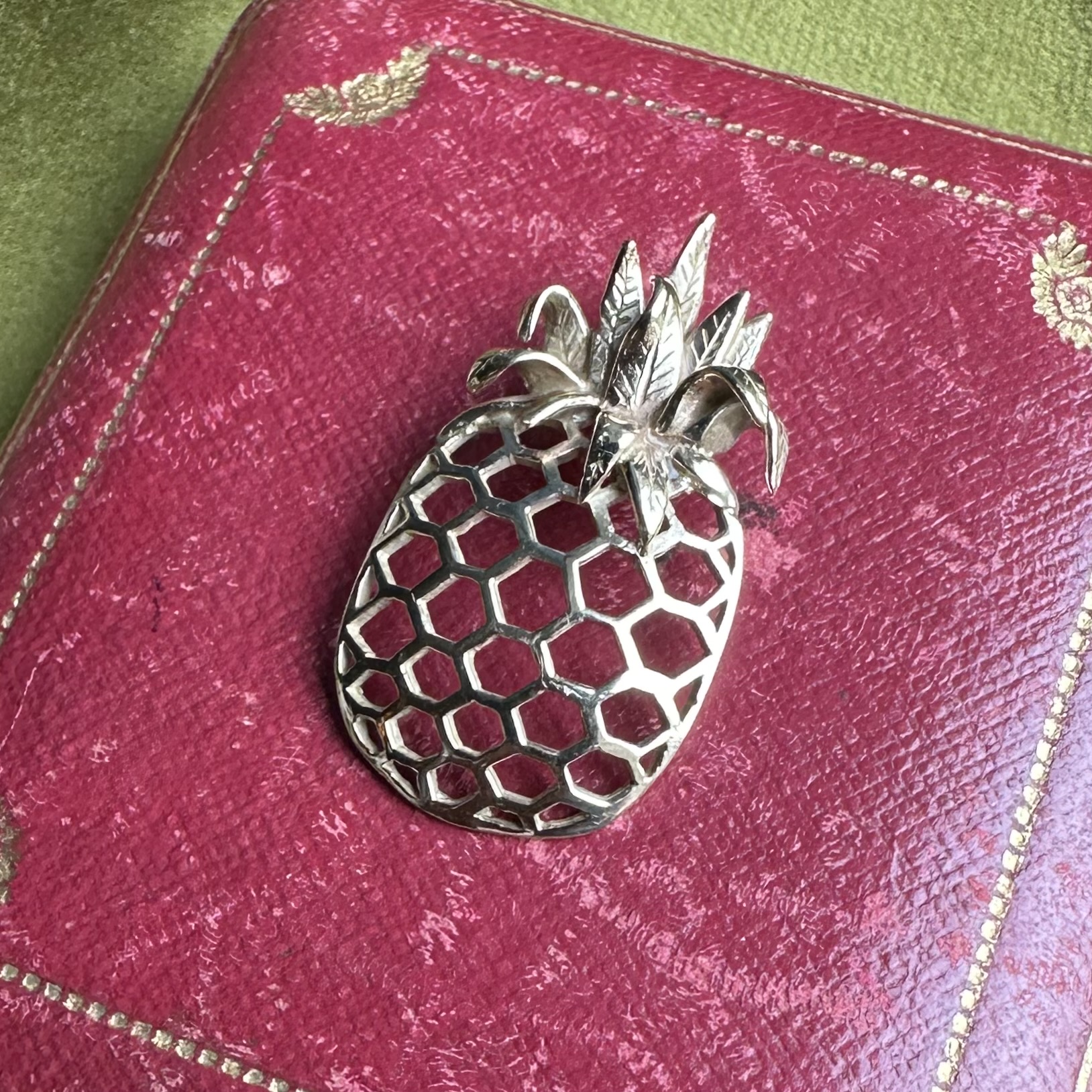 Vintage 9ct Gold Pineapple Slider Pendant - Image 4