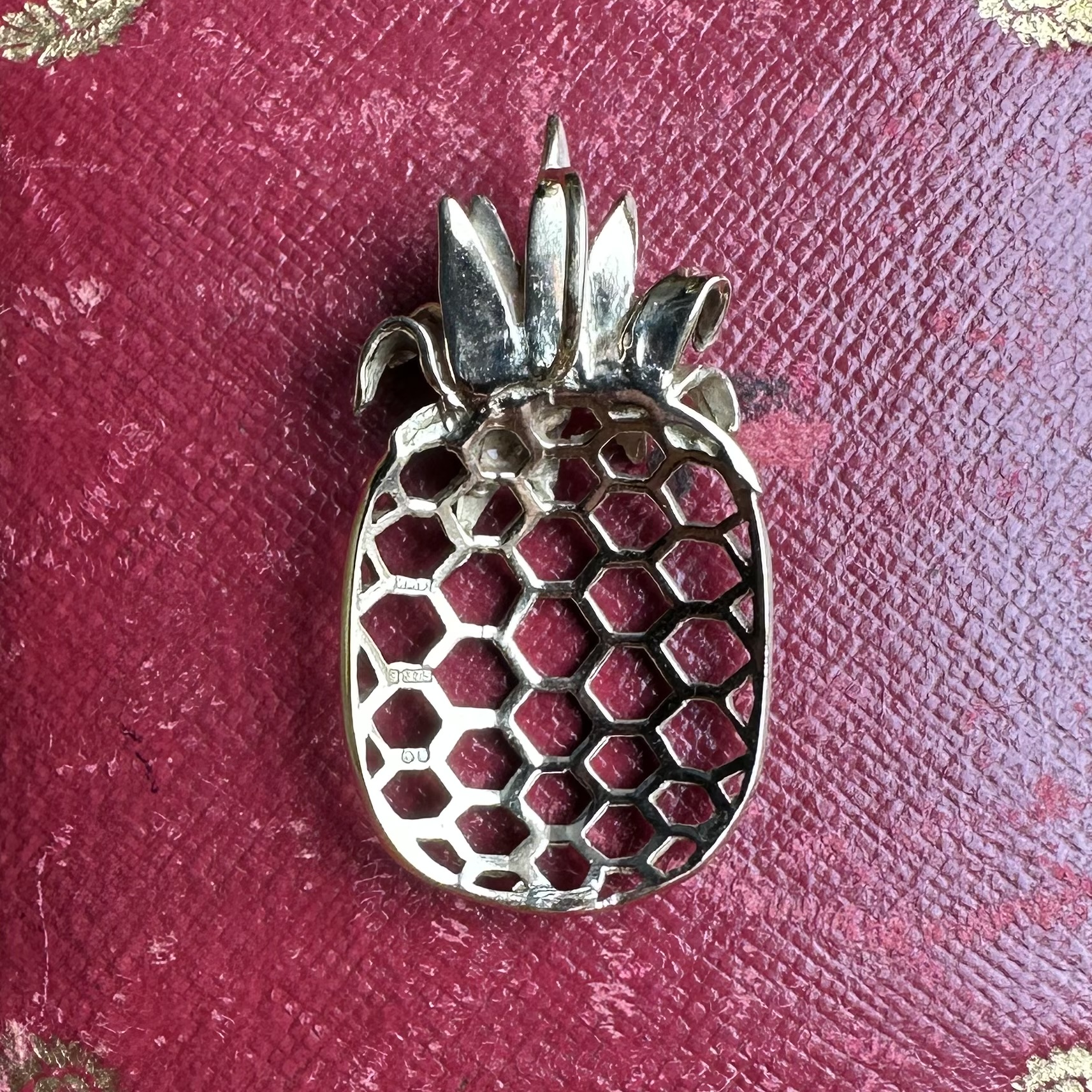 Vintage 9ct Gold Pineapple Slider Pendant - Image 5
