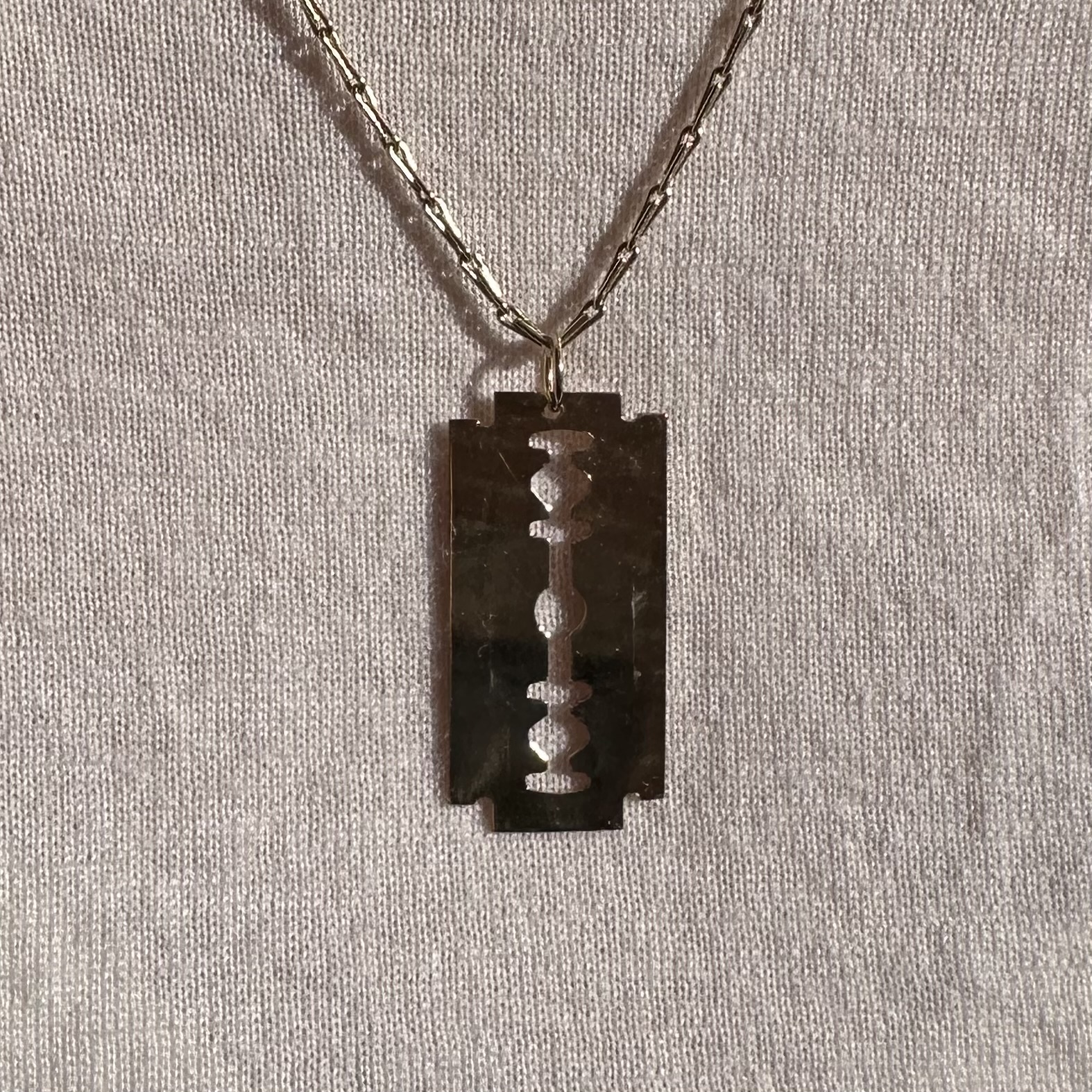 Vintage 9ct Gold Razor Blade Pendant - Image 9