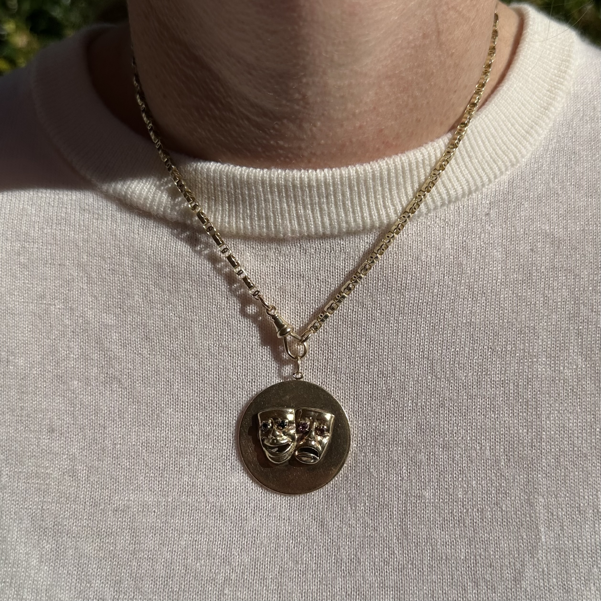 Vintage 9ct Gold Comedy Tragedy Theatre Masks Pendant - Image 2