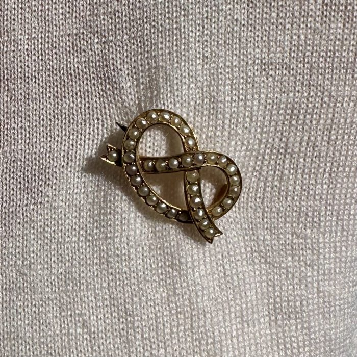 Victorian 15ct Gold & Split Seed Pearl Lovers' Knot Brooch - Image 11