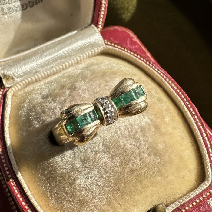 14ct Emerald & Diamond Bow Ring - Image 4