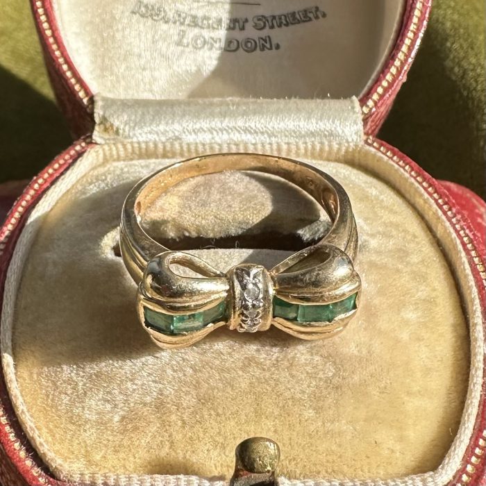 14ct Emerald & Diamond Bow Ring - Image 11