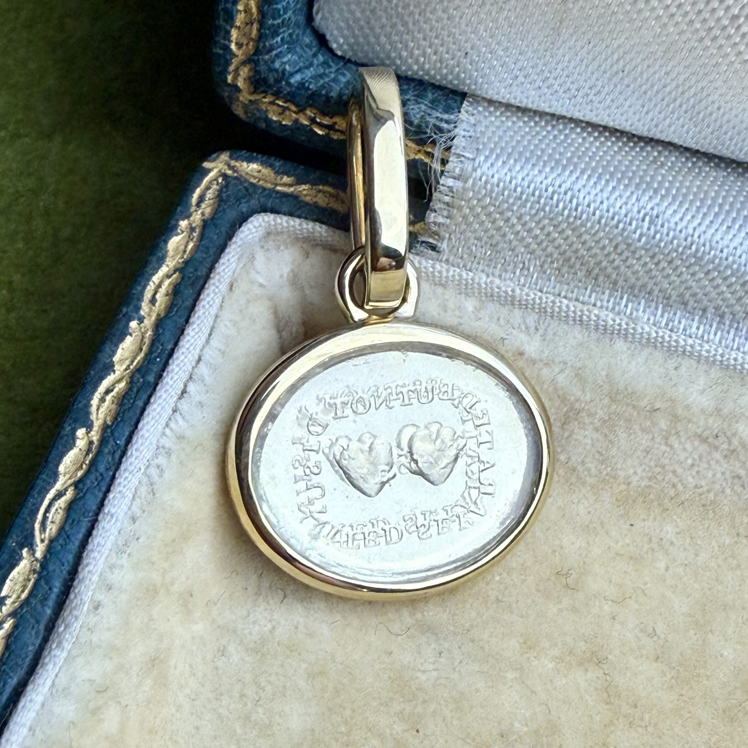 Chained Hearts 18ct Gold Pendant - Image 7