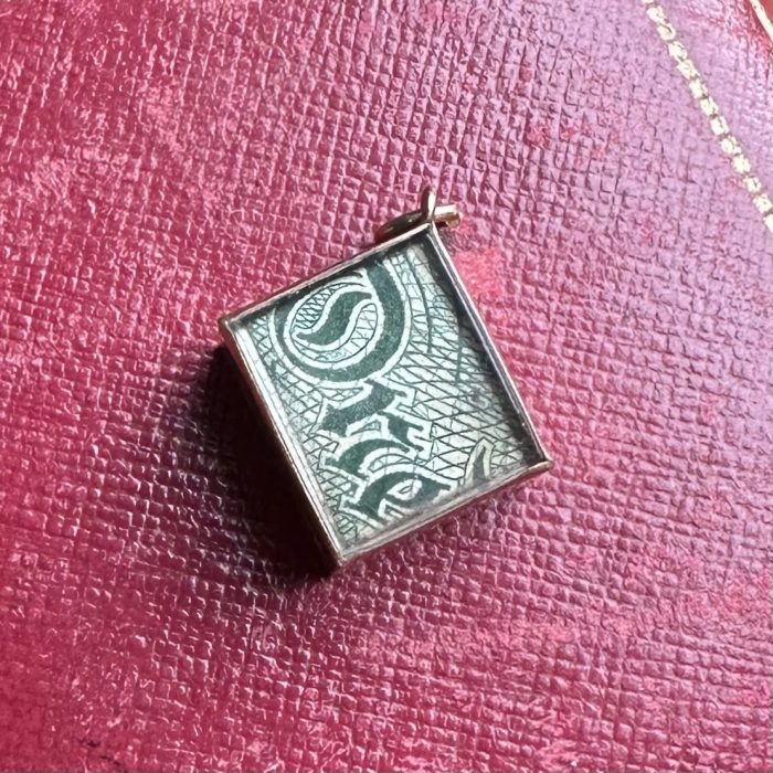 Vintage 9ct Gold One Pound Emergency Break Glass Pendant - Image 4