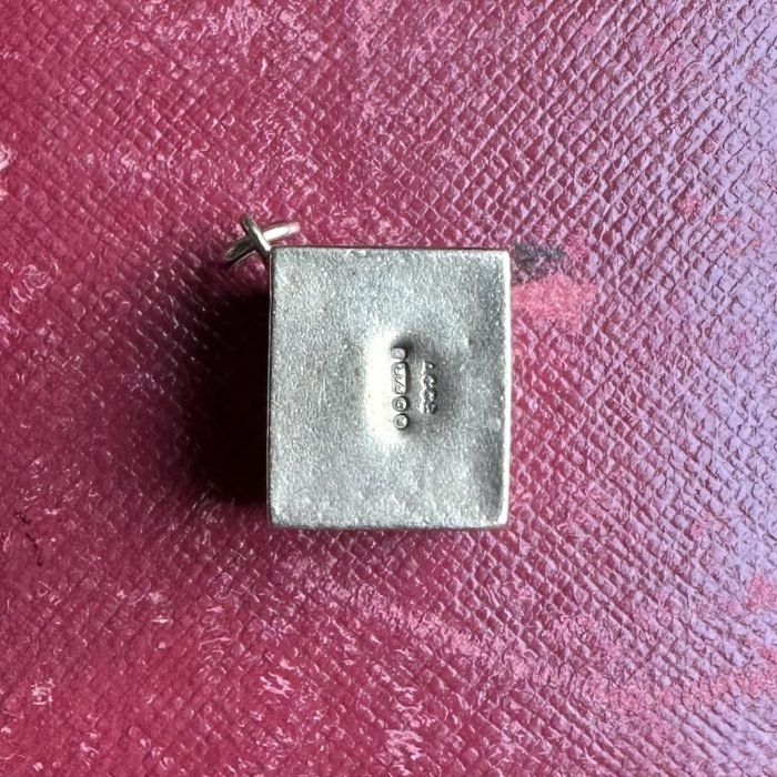 Vintage 9ct Gold One Pound Emergency Break Glass Pendant - Image 6