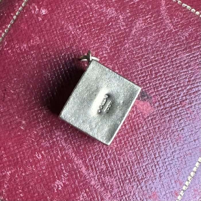Vintage 9ct Gold One Pound Emergency Break Glass Pendant - Image 8