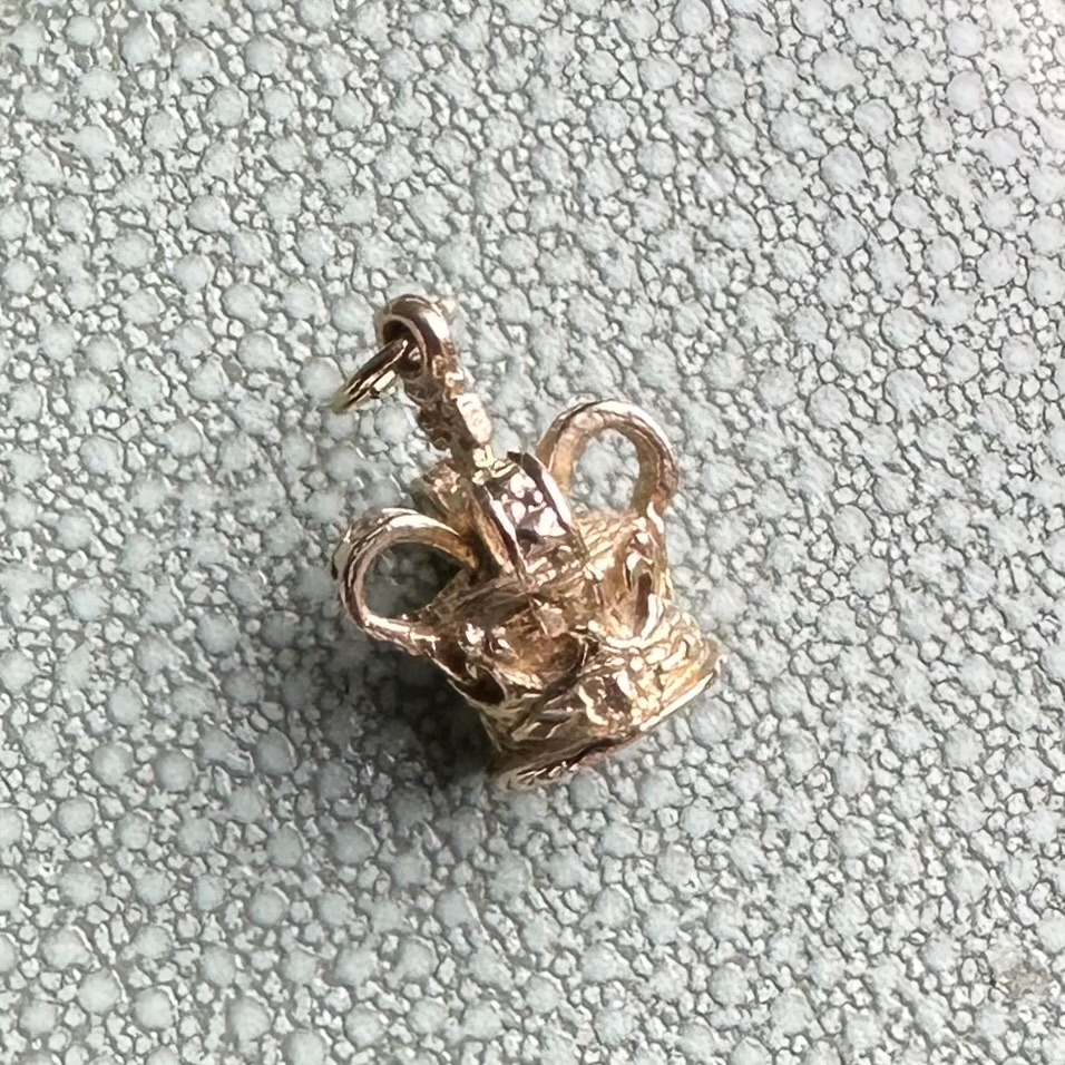 Vintage 9ct Gold Crown Charm - Image 5