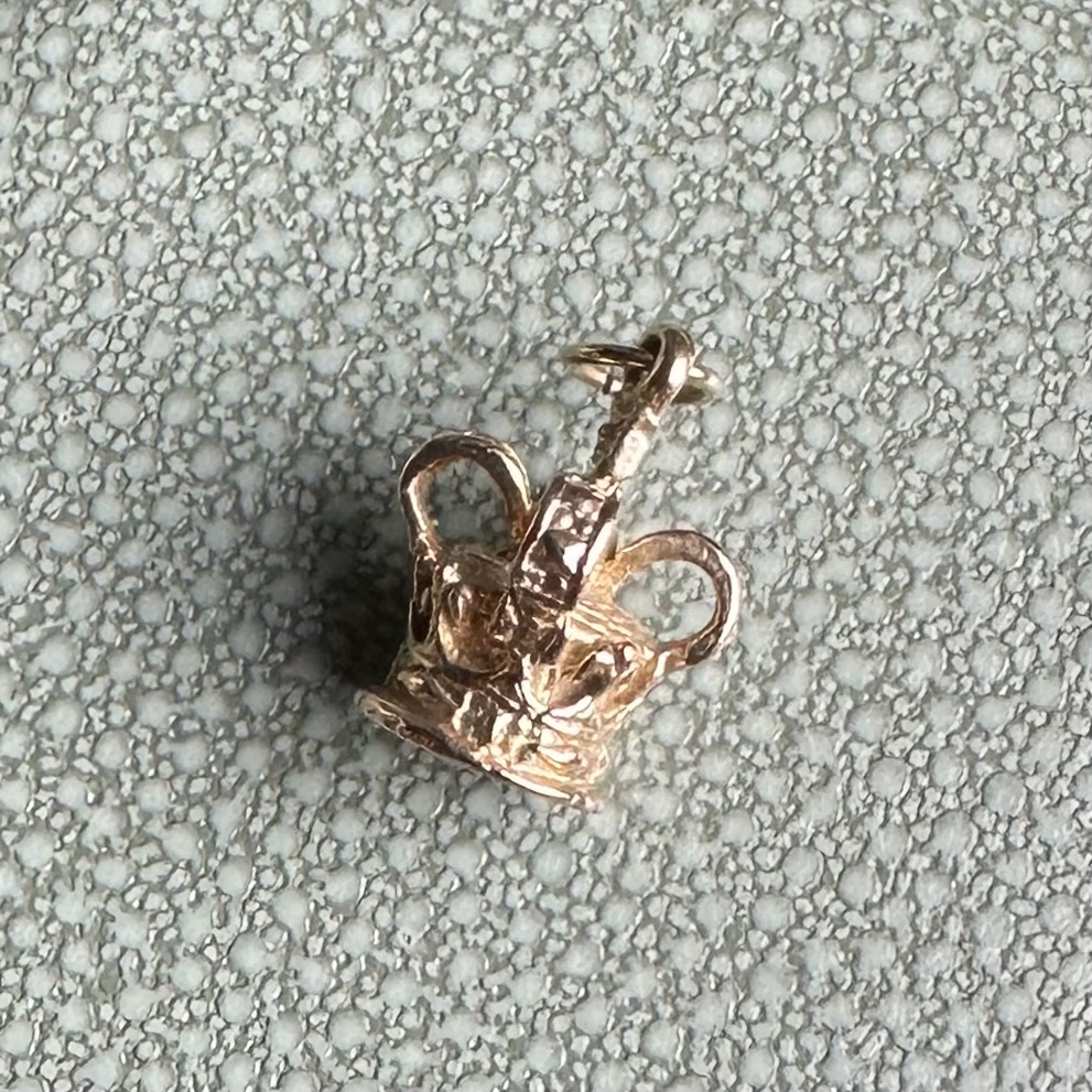 Vintage 9ct Gold Crown Charm - Image 6