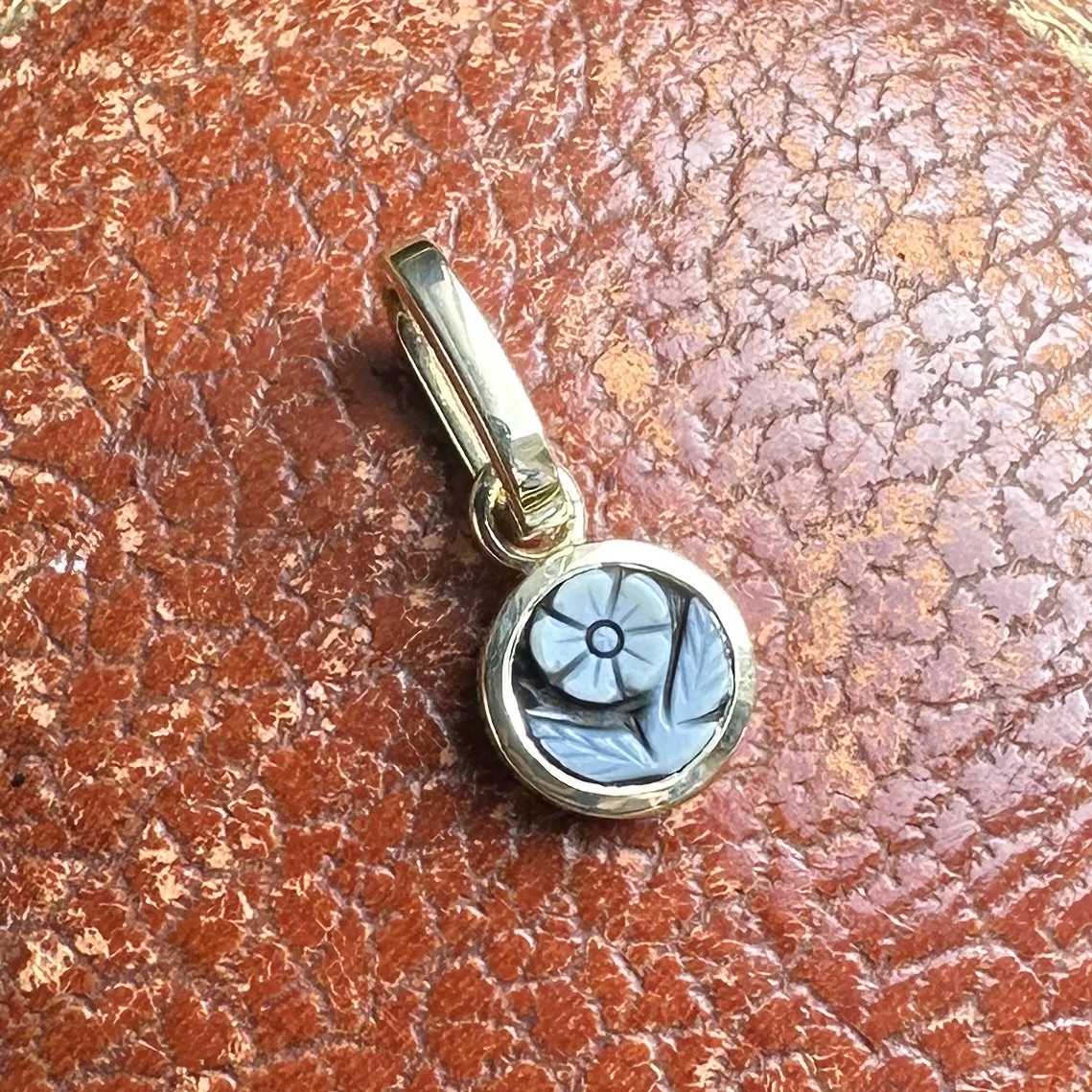 Forget Me Not Sardonyx & 14ct Gold Pendant - Image 3