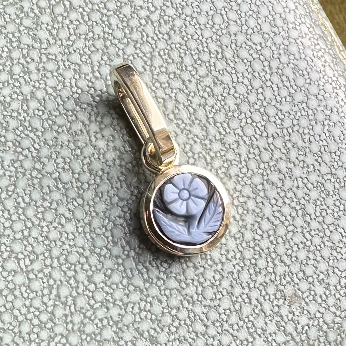 Forget Me Not Sardonyx & 14ct Gold Pendant - Image 3