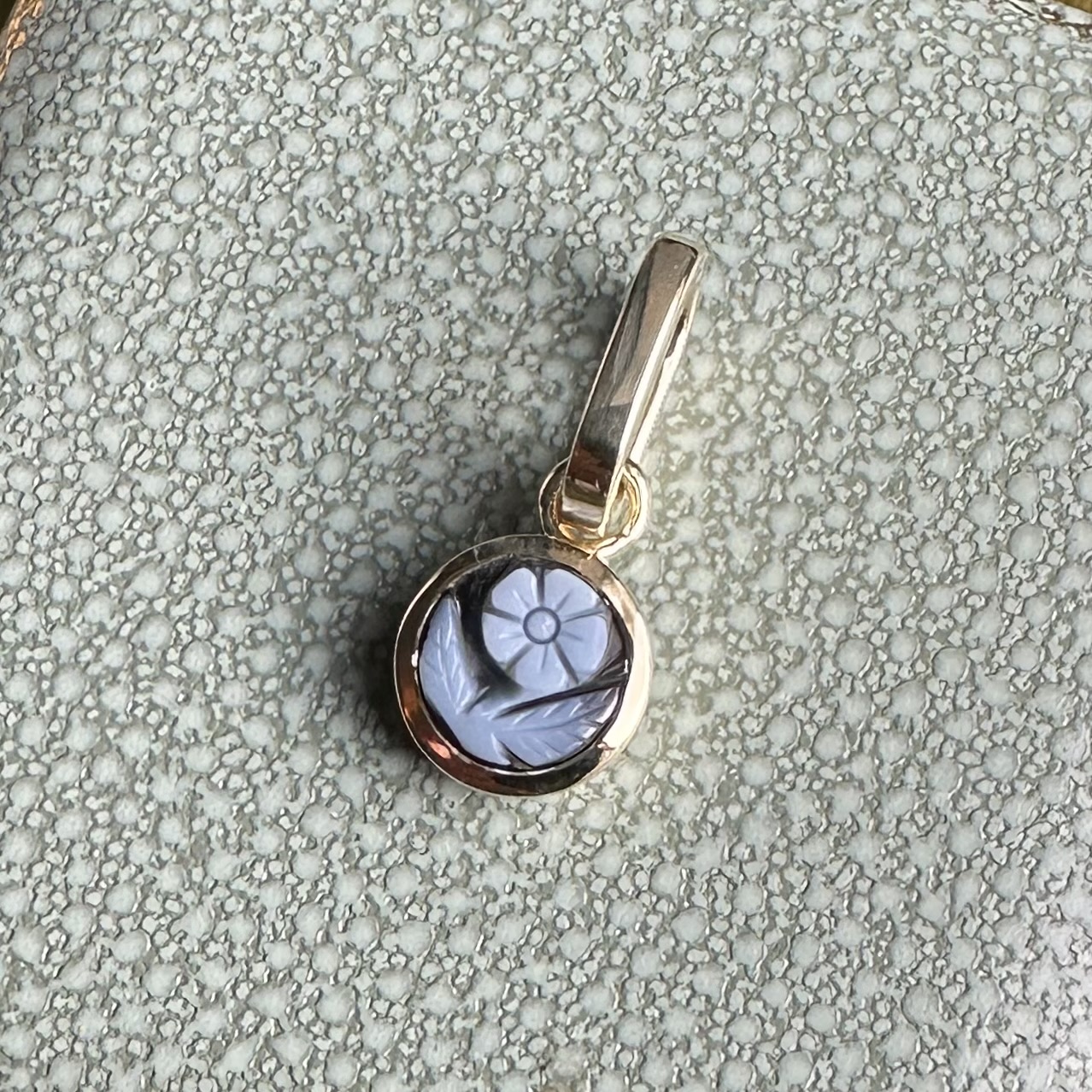 Forget Me Not Sardonyx & 14ct Gold Pendant - Image 4