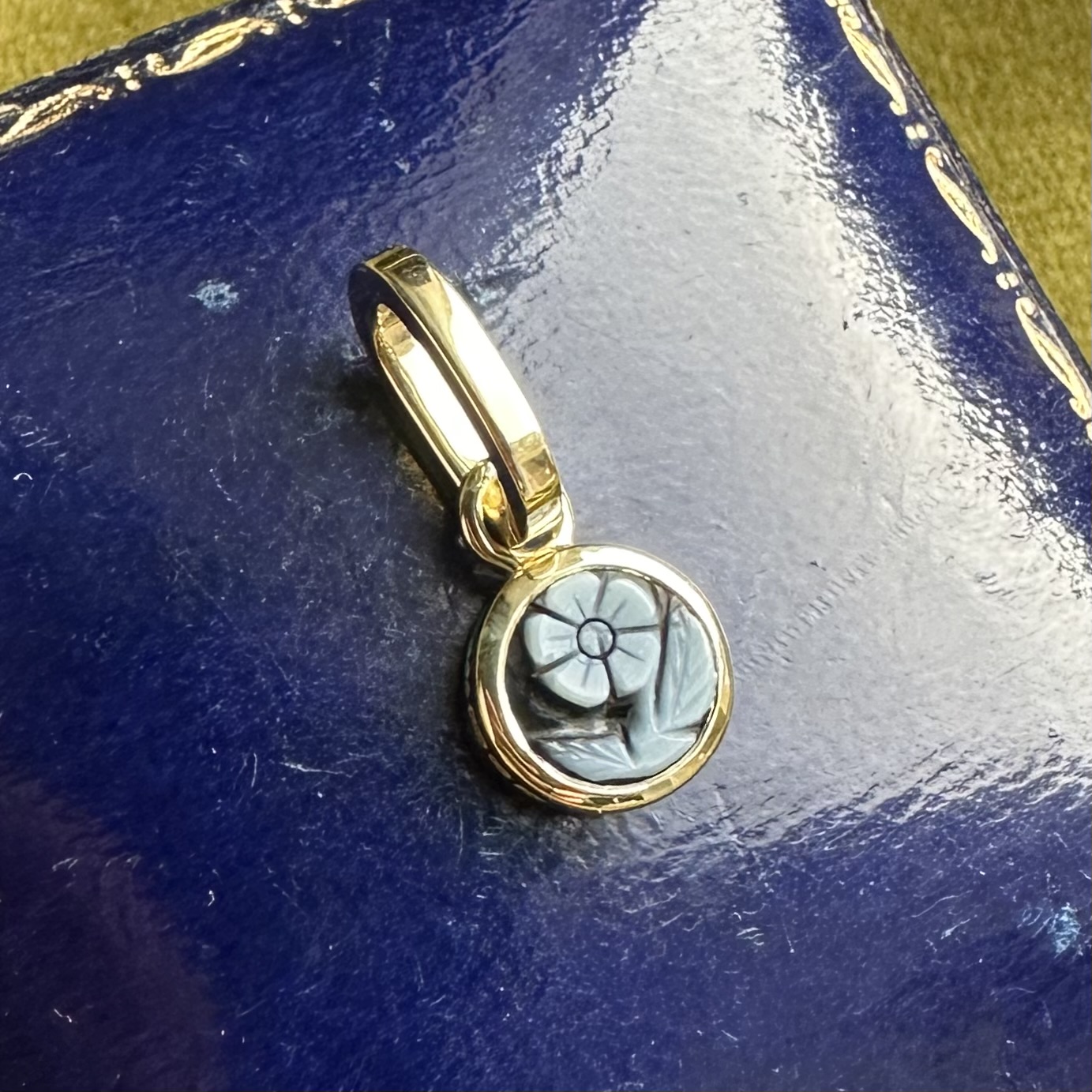 Forget Me Not Sardonyx & 14ct Gold Pendant - Image 3