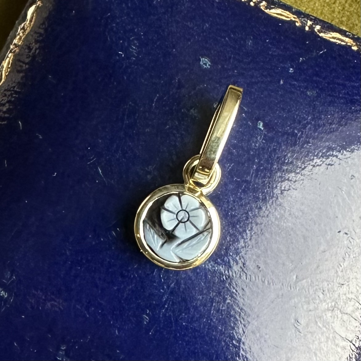 Forget Me Not Sardonyx & 14ct Gold Pendant - Image 4