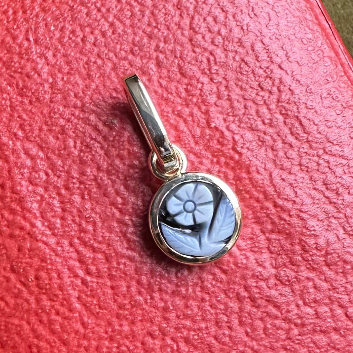 Forget Me Not Sardonyx & 14ct Gold Pendant - Image 3